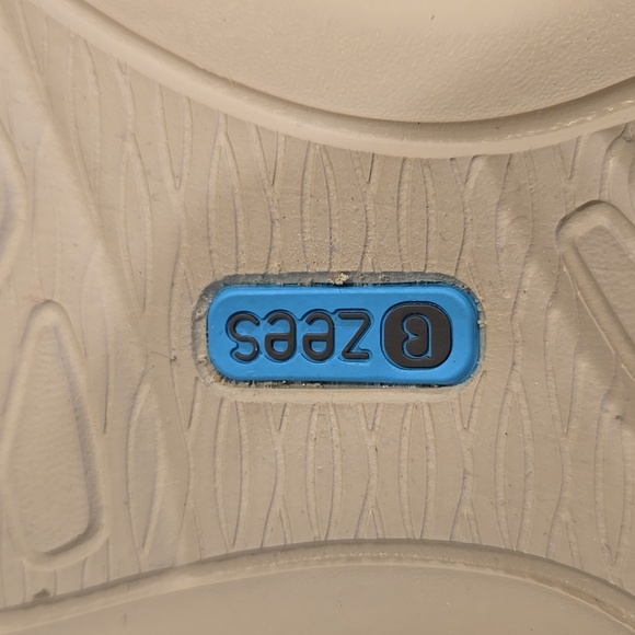 Bzees Slip On Sandals Women's Size 12M - Picture 13 of 13